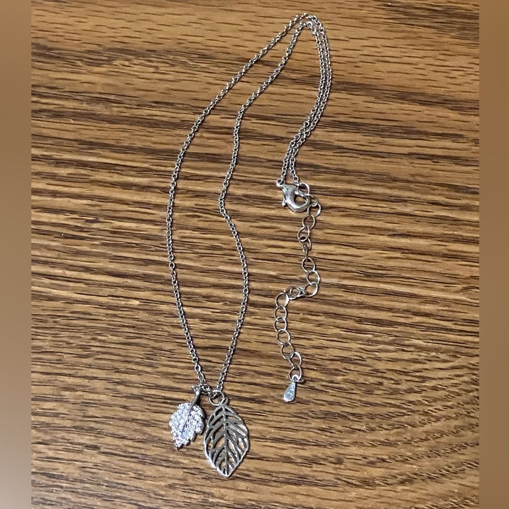 Elegant Silver Leaf Pendants Necklace
